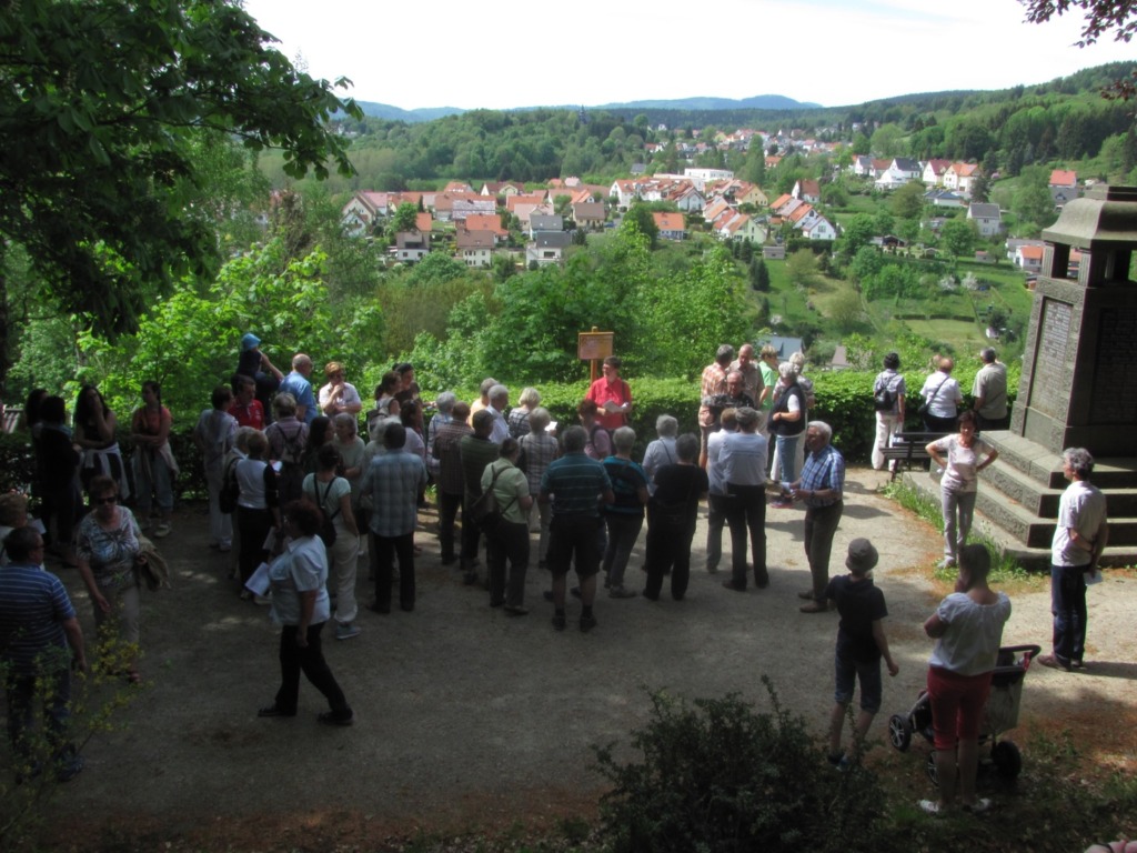 Herrlicher Blick vom Denkmal auf den Ort an Station 4