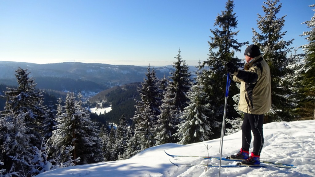 Skiläufer mit Blick in den Pochwerksgrund