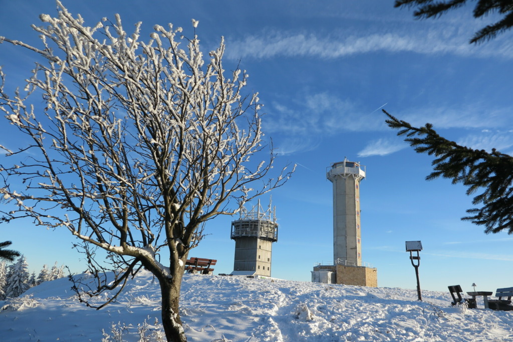 Auch im Winter kann man bei guter Sicht einen fantastischen 360 Grad Rundumblick auf die höchsten Erhebungen des Thüringer Waldes genießen