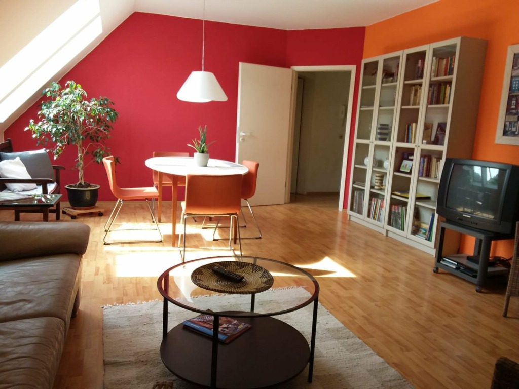 Ferienwohnung "Rennsteigblick" Familie Ch. u. E. Häfner - Wohnzimmer-Esstisch