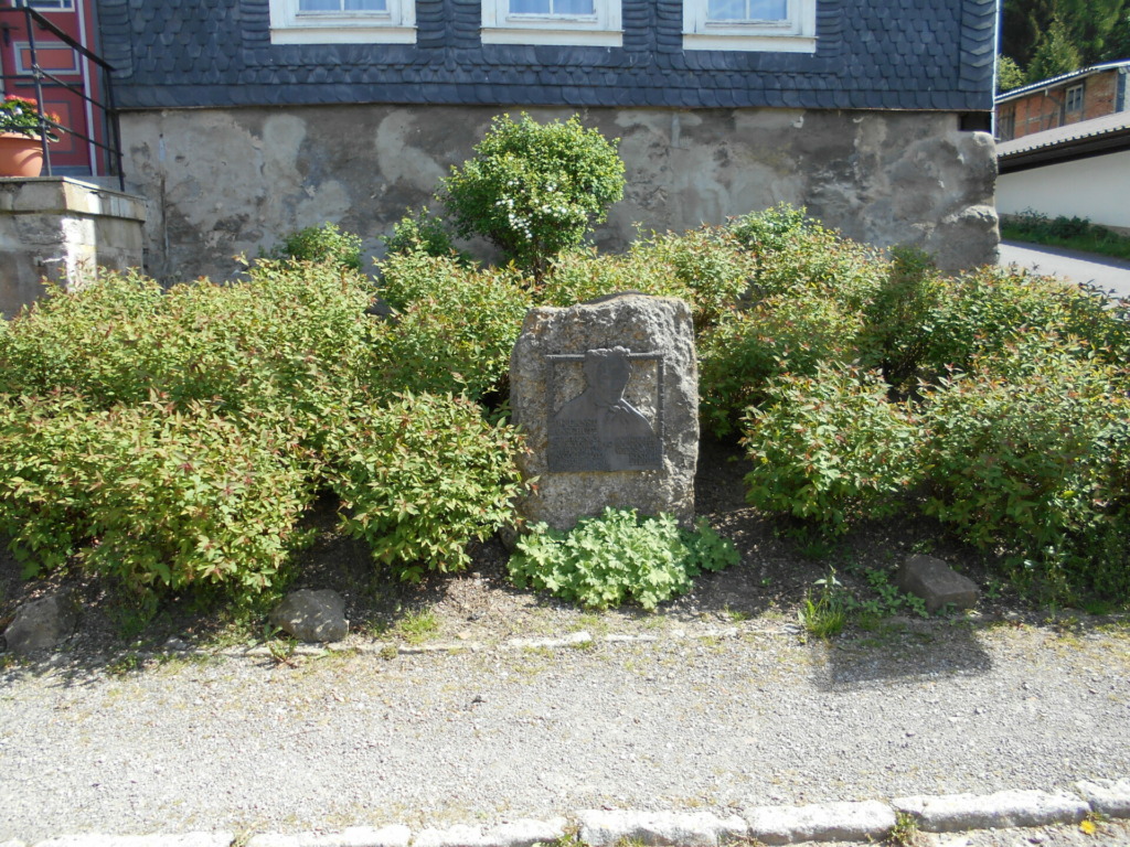 Gedenkstein zu Ehren Ernst Anschütz