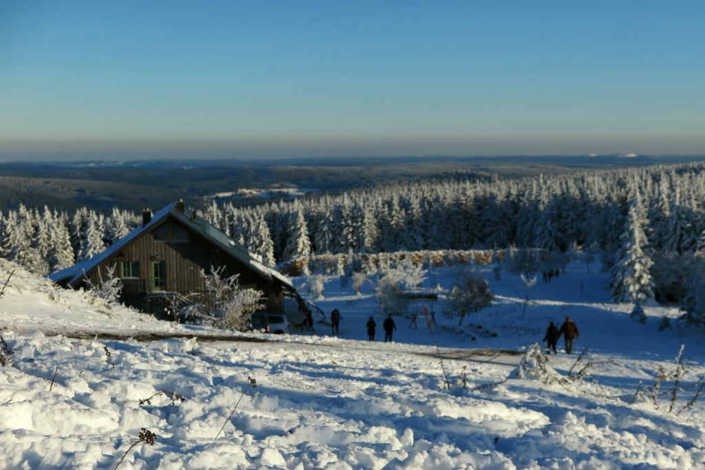 Gehlberger Hütte mit Winterpanorama