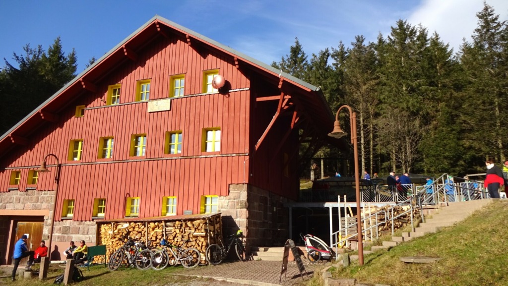 Suhler Hütte, eine von vielen urigen Wanderhütten zum Verweilen